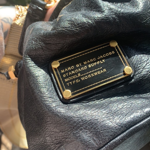 Marc Jacobs : Black Leather Bucket bag - Picture 4 of 13